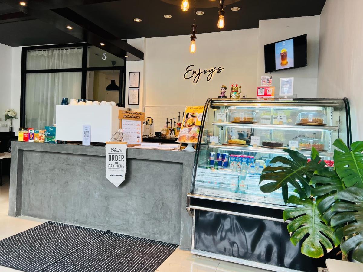 Enjoy'S Beach House & Cafe' Ban Karon Екстер'єр фото
