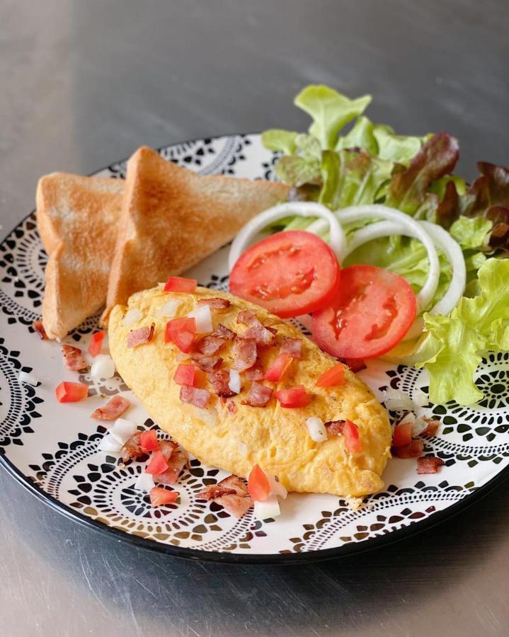 Enjoy'S Beach House & Cafe' Ban Karon Екстер'єр фото