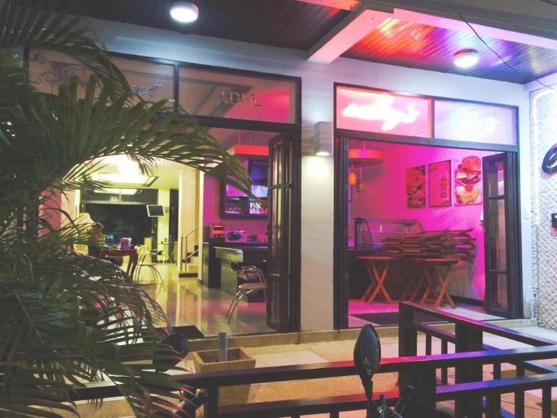Enjoy'S Beach House & Cafe' Ban Karon Екстер'єр фото
