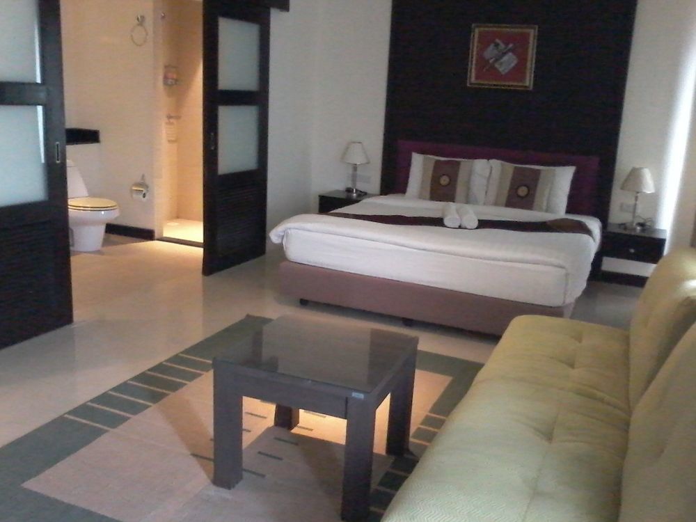 Enjoy'S Beach House & Cafe' Ban Karon Екстер'єр фото