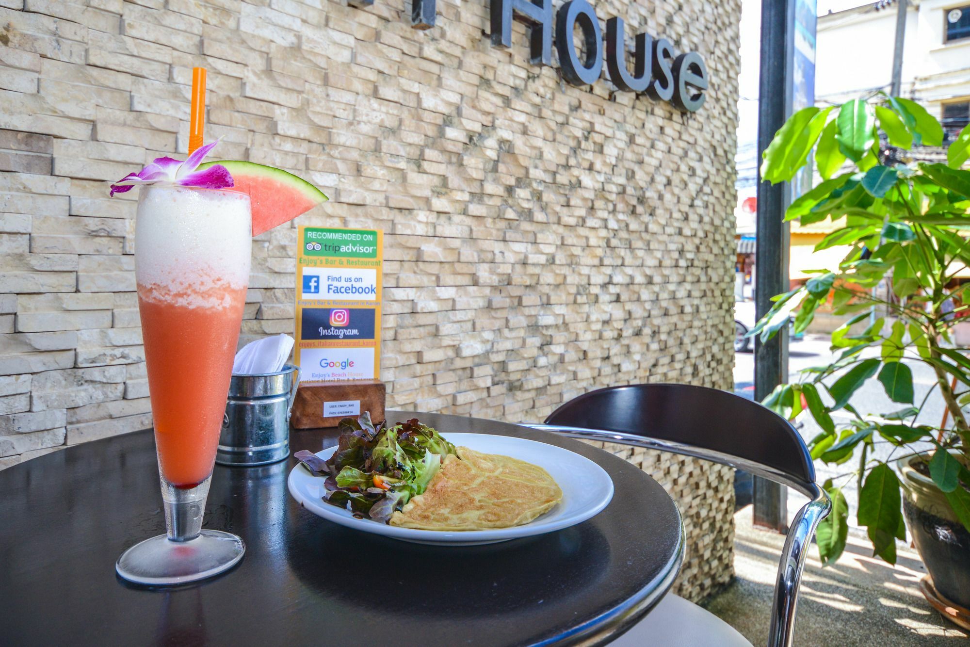 Enjoy'S Beach House & Cafe' Ban Karon Екстер'єр фото