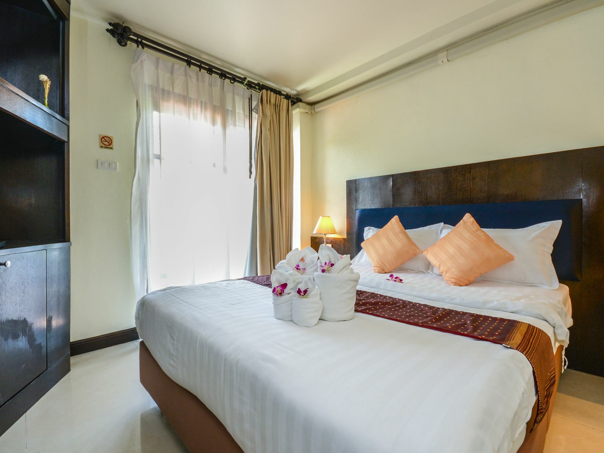 Enjoy'S Beach House & Cafe' Ban Karon Екстер'єр фото