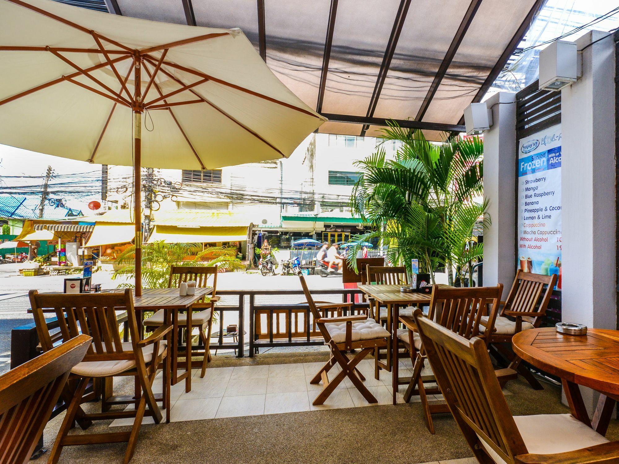 Enjoy'S Beach House & Cafe' Ban Karon Екстер'єр фото
