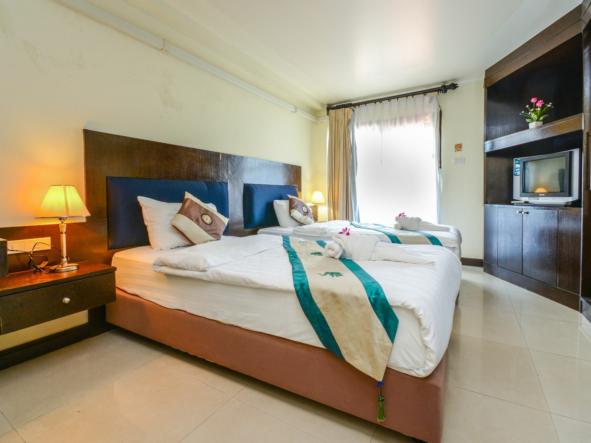 Enjoy'S Beach House & Cafe' Ban Karon Екстер'єр фото