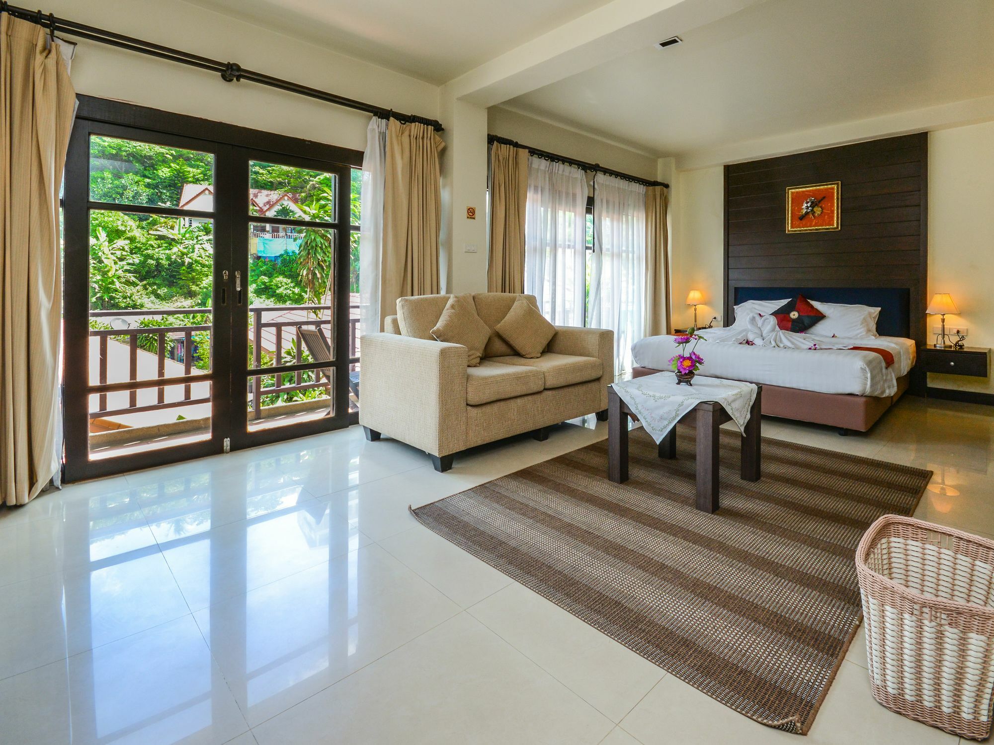 Enjoy'S Beach House & Cafe' Ban Karon Екстер'єр фото