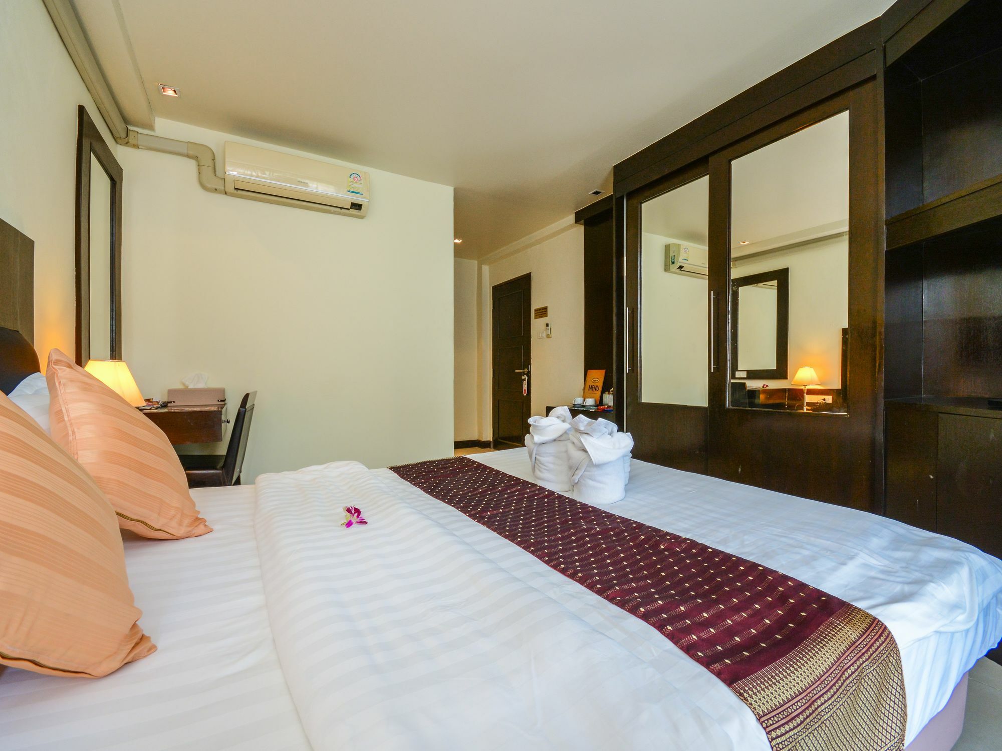 Enjoy'S Beach House & Cafe' Ban Karon Екстер'єр фото
